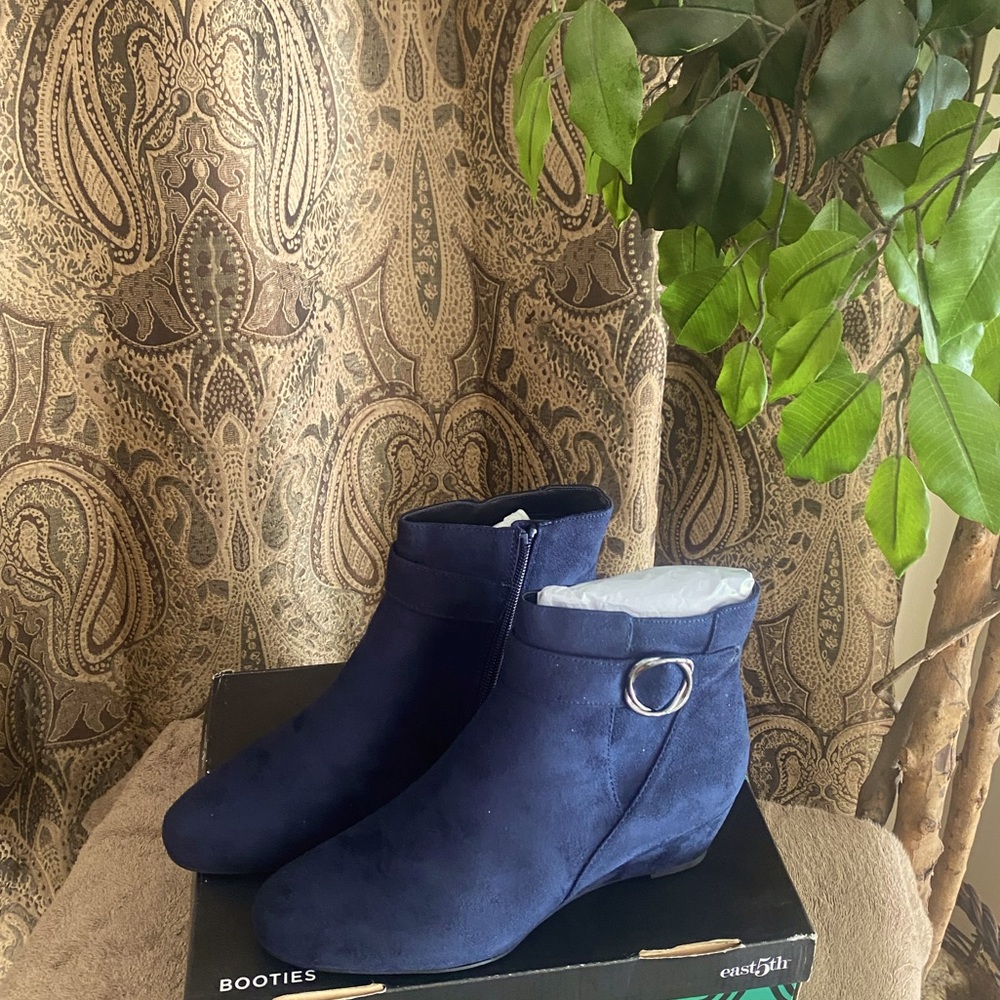 East 5th Avenue Navy Blue Boot size 8.5